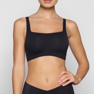 SKIMS *NWT NAKED SCOOP BRA | COLOR: ONYX
